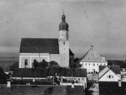 Kirche mit Pfarrhof